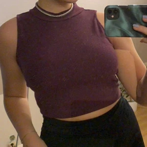 Halvpolo topp stl L - Halvpolo topp från hm i stl L, mörklila färg💜💜💜frakt inkluderat