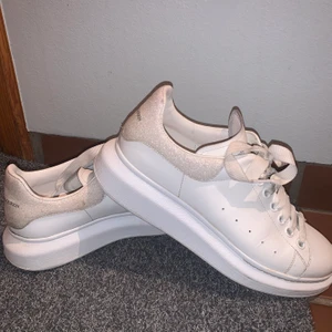 Alexander McQueen sneakers - Ett par supersnygga äkta mcqueen sneakers. Dem är limiter edition och kan ej beställas vad jag vet utan. Köpta på NK i Stockholm sommaren 2020. I topp skick. De vita snörena är ej orginal snören utan orginal snörena är silverglittriga. Skriv för mer bilder och info. Nypris: 4500 kr Budning gäller om flera är intresserade !!pris kan diskuteras!!!