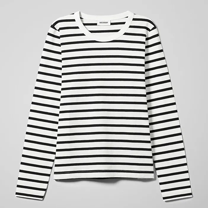 En svart vit randig tröja från Weekday i storlek M. Knappt använd. Säljer för 99kr!. T-shirts.