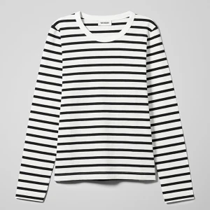 Randig tröja - En svart vit randig tröja från Weekday i storlek M. Knappt använd. Säljer för 99kr!