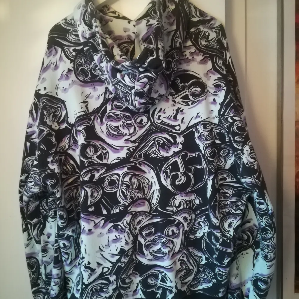 Beautiful hoodie from Crooked Tongues - London born streetwear brand. Size is M (oversized model I would say). Great condition, used very sporadically !. Tröjor & Koftor.