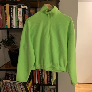 Fleece  - Croppad fleece från Weekday i neon grön. Endast använd 1 gång ✨
