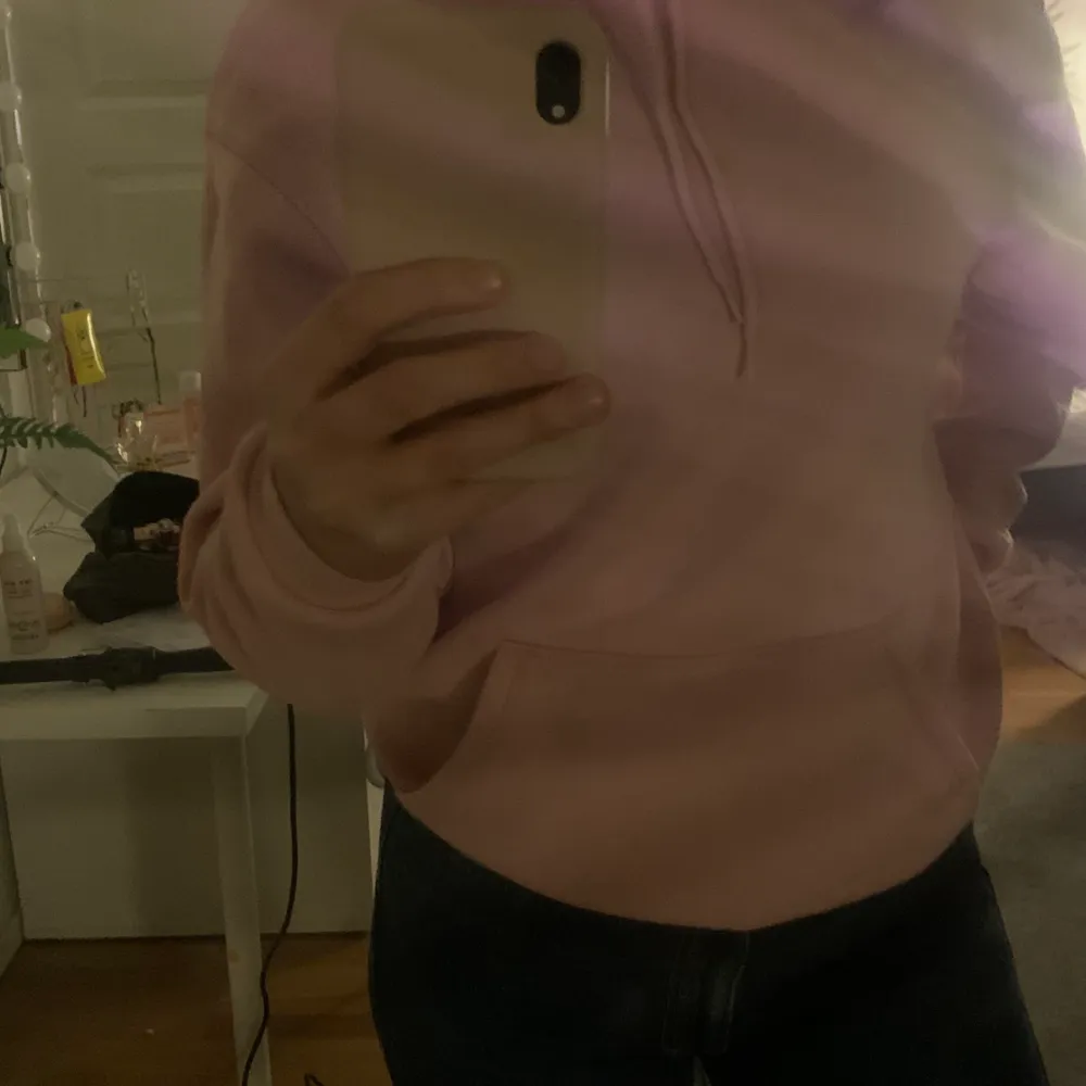 Jag säljer denna rosa hoodie köpt från HM herr i storlek Xs. Har använts ett antal gånger men är i bra skick! Lite oversized och passar perfekt nu till hösten💞. Tröjor & Koftor.