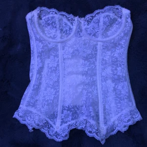 Vit korsett - Vit korsett från gossard storlek 75A, lite missfärgad vid spännena. I spets. Budgivning i kommentarer om fler vill ha den. Köpare står för frakt