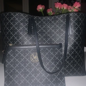 By Malene Birger väska - Jättefin Malene Birger väska köpt på Nelly.🥰 kostar 2299kr ny. Frakt tillkommer🌸