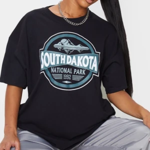 T-shirts  - Använd max 2 gånger super fint skick🖤köparen står för frakten! Bud ligger på 100kr!