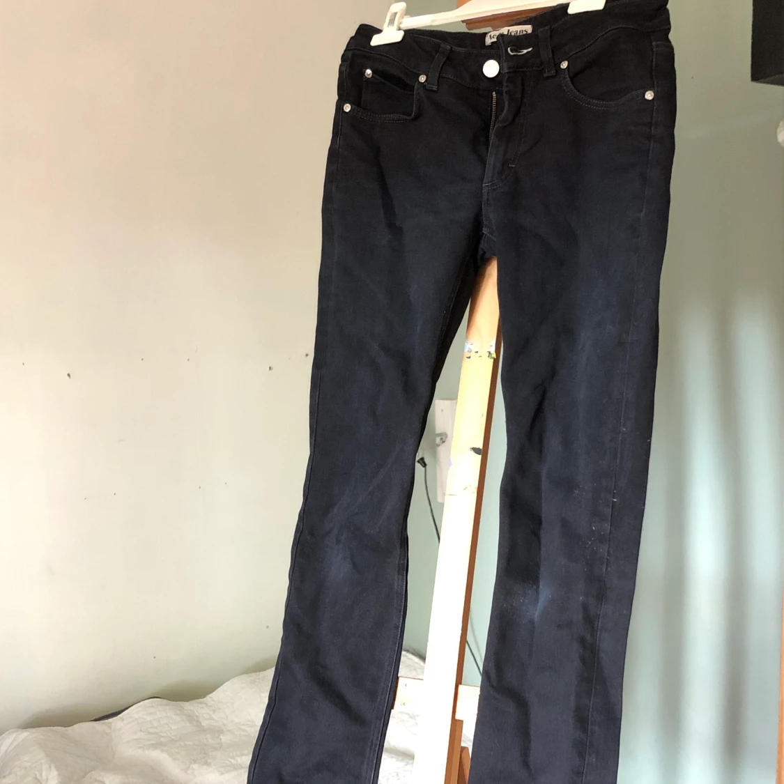 Svarta lowwaist Acne jeans storlek 28/34  - 90