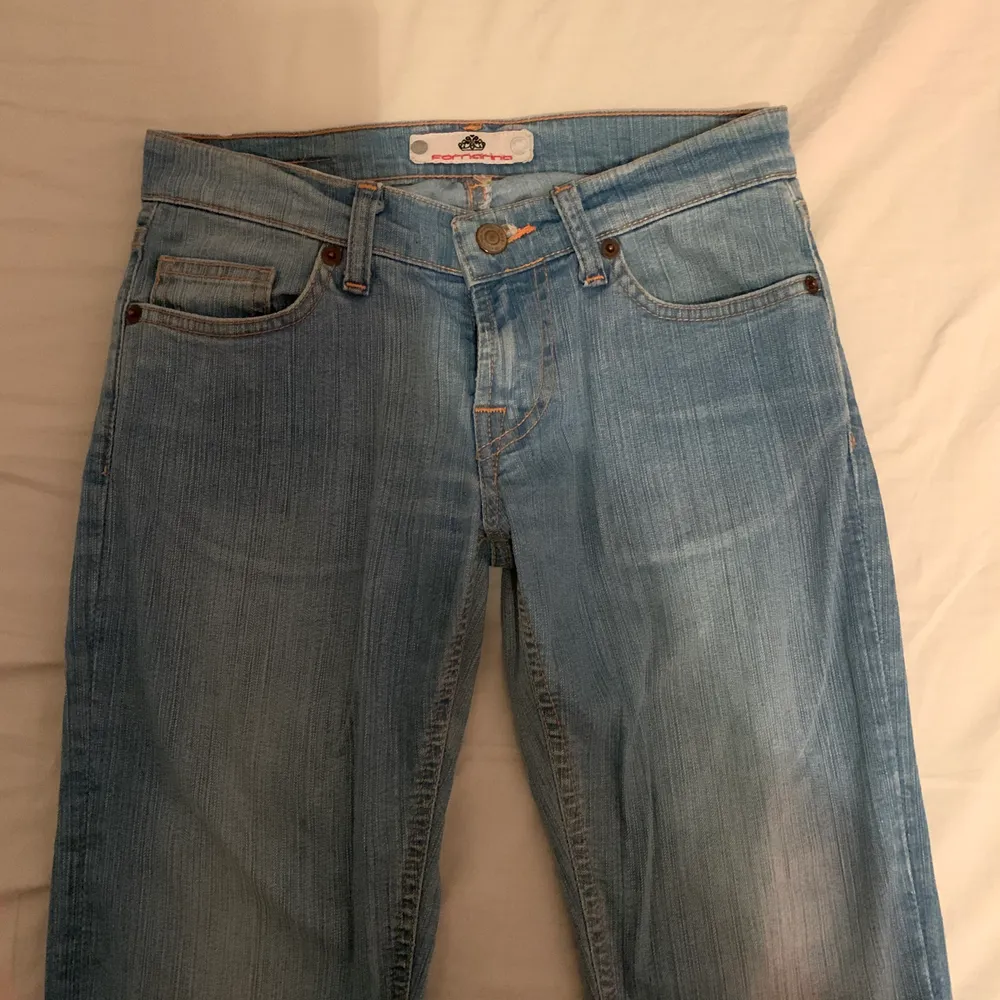 lågmidjade ljusblå jeans som tyvärr är alldeles för långa i benen för mig. jättefin färg och i fint skick. dragkedjan fungerar dock ej, därav det billiga priset! frakt tillkommer🌸. Jeans & Byxor.