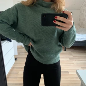 Grön tröja - Säljer denna suuuupersnygga tröja från ginatricot. Strl M, men påstår att den även passar xs/s då jag brukar ha det. Säljer den då den inte kommer till användning, därav väldigt fint skick! Pris + frakt