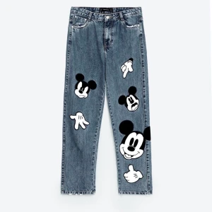 Jeans  - ASBALLA mörkblå jeans från zara. gör ont i min själ att sälja dessa, men de har blivit för små. mussepiggtryck på båda benen, som är påsydda och sitter alltså jättebra. inte använda speciellt mycket och har inga fläckar eller liknande. 🤪🤍