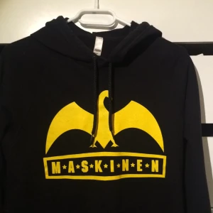 - Maskinen hoodie i väldigt bra skick, orginalpris 600kr! Skriv om du vill ha fler bilder på den☺️