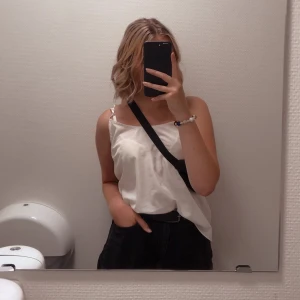 Vitt linne - Fint vitt linne i tunnare material ✨ Strl S/M