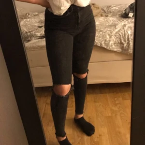 Gina tricot jeans strl 34 - Säljer mina Gina jeans i fint skick, säljer dem pågrund av att jag inte andvänder dem längre, 💗