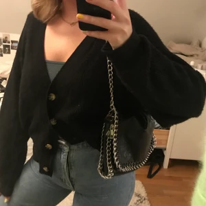 Svart väska - Svart väska från scorett! Har en lång kedja som går att vika in så den blir kortare, det finns en ficka på insidan och en på utsidan. Den har tappat lite färg på vissa ställen på kedja men annars är den i bra skick!💕💕 frakten ingår i priset