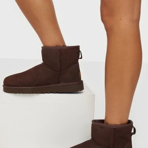 Uggs - Säljer mina supermysiga uggs då jag tröttnat på dem. Har två par i samma skick. De är använda men inte utslitna. Bilden är på dem som är använda mest. Köparen står för frakten