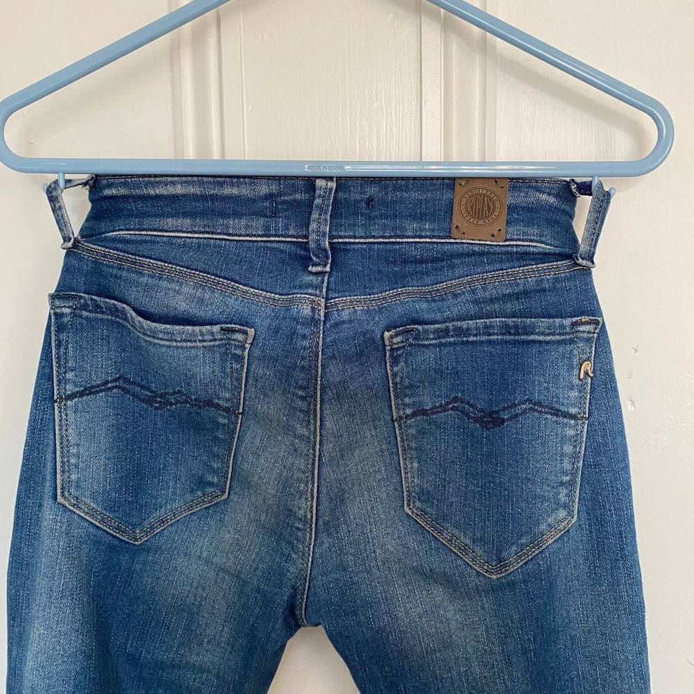 Blåa stretch jeans från Replay, väldigt y2k med låg midja och bootcut / flare. Storlek 24”/30”. Toppenskick! Nypris 1200 kr.. Jeans & Byxor.