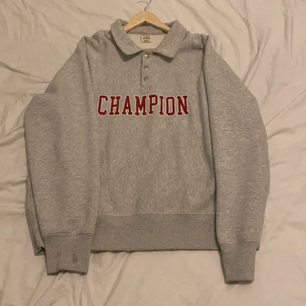 Snygg och mycket skön champion sweatshirt säljes. Bra skick, använd få gånger. Köparen står för frakten.  Original pris: 1200kr Stl. XL. Kontakta vid intresse eller frågor! Pris kan diskuteras.. Tröjor & Koftor.