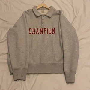 Champion sweatshirt grå XL - Snygg och mycket skön champion sweatshirt säljes. Bra skick, använd få gånger. Köparen står för frakten.  Original pris: 1200kr Stl. XL. Kontakta vid intresse eller frågor! Pris kan diskuteras.