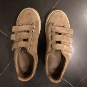 Sandro skor  - Säljer dessa snygga skor från Sandro Paris som passar till allt. Dem är lite slitna på mockan men annars i bra skick. Jag har både kvitto och dustbag. Köpte dem för 2000kr. 