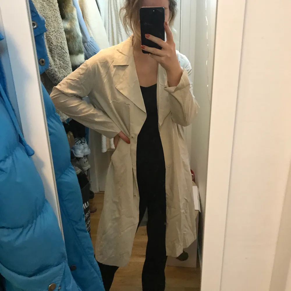 Superfin beige/vit tunn kappa från H&M. Använd fåtal gånger strl 38. Jackor.