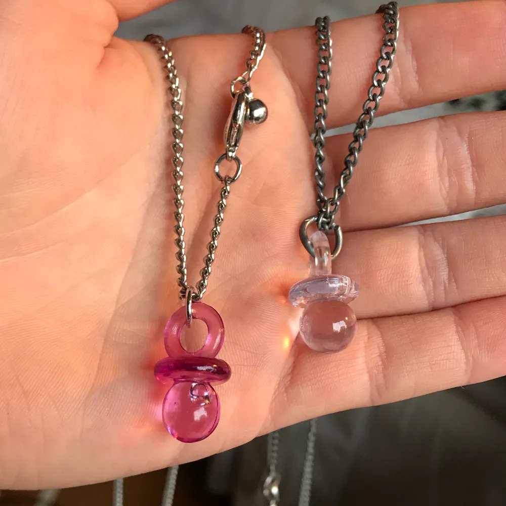Handgjorda silver halsband med berlocker, nappar i rosa och genomskinlig. Du kan köpa  tillsammans i samma frakt (11kr) som andra av mina smycken. Genomskinliga finns kvar!. Accessoarer.