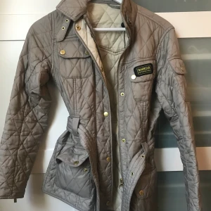 Barbour jacka - XS/S - Då var det dags att sälja denna snygga pärla! Snygg jacka från Barbour i färgen Beige. Så snygg! Sparsamt använd, som ny skick. Köptes för 2200kr - nypris: 800kr