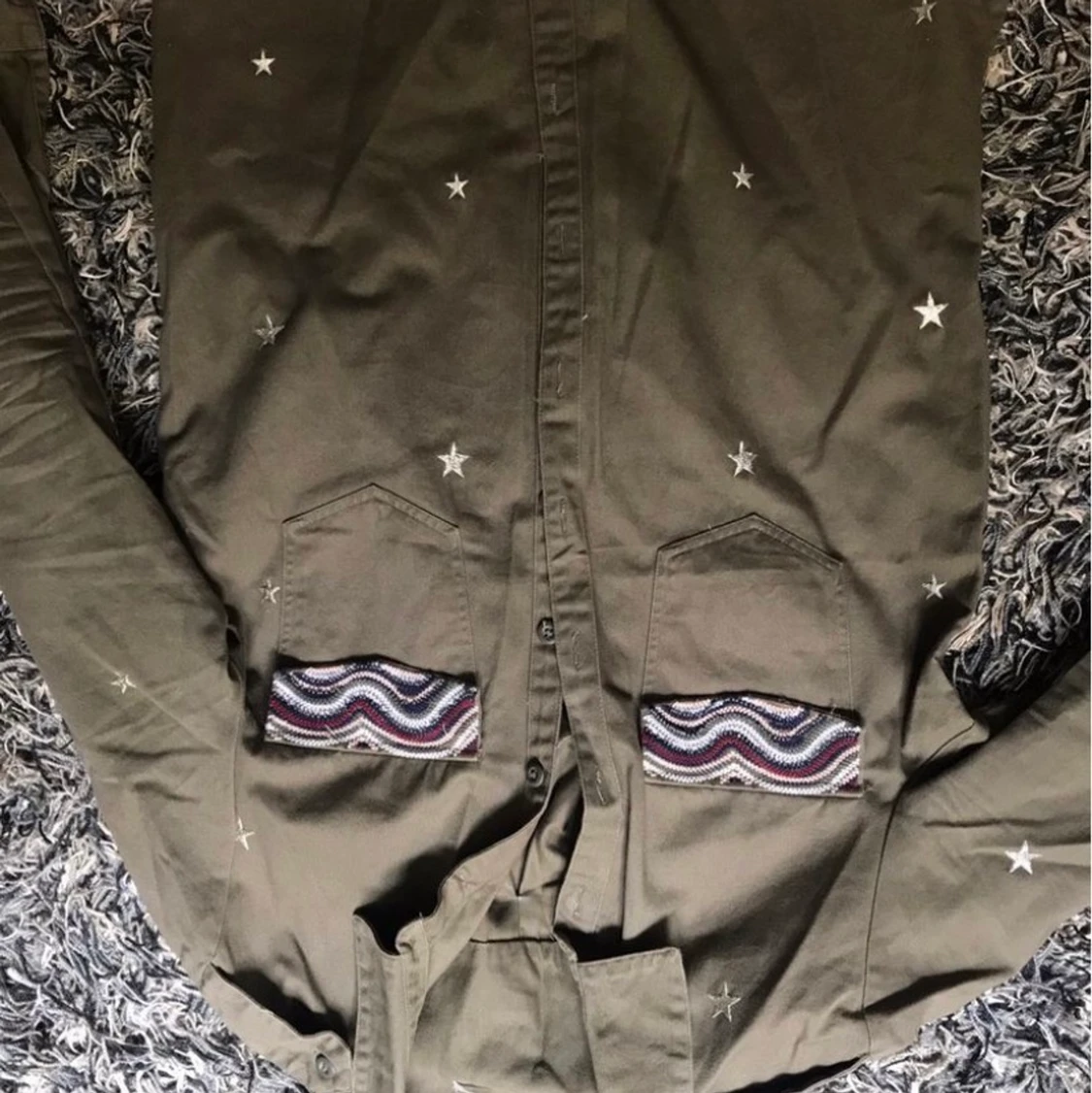 Grön jacka med broderade stjärnor  - 91