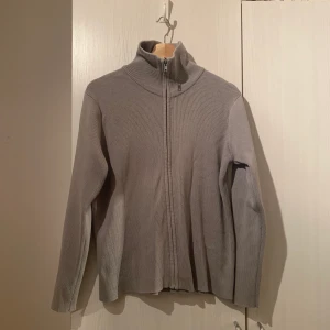 Grå tjocktröja Filippa K - En grå tjocktröja med dragkedja från Filippa K i storlek S! Bra skick & frakt ingår som vanligt🦸🏼‍♂️🖤🙌🏼