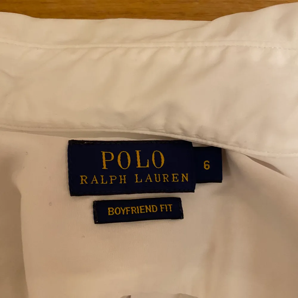 Vit skjorta från Polo Ralph Lauren i modellen ”boyfriend fit”. Bra skick. Kan användas ensam eller öppen över t.ex ett linne. Köpt från butiken Jackie. Om fler blir intresserade kan man buda. Köparen står för frakten🪐. Skjortor.