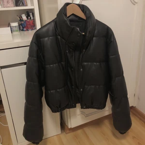 Skinn pufferjacket - Jätte snygg skinn pufferjacka från Zara. Säljer för 350 om vi möts upp i stockholm eller 450 inkl frakt. Priset kan diskuteras vid snabb affär. Jackan är helt ny och oanvänd.