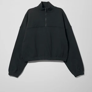 Sweatshirt weekday - Säljer en zip up sweatshirt från weekday!💕 Inte använd så mycket så den är som i nyskick. Storlek S men passar såklart XS också bara att den blir lite mer oversized. Frakt tillkommer på 66 kr☺️