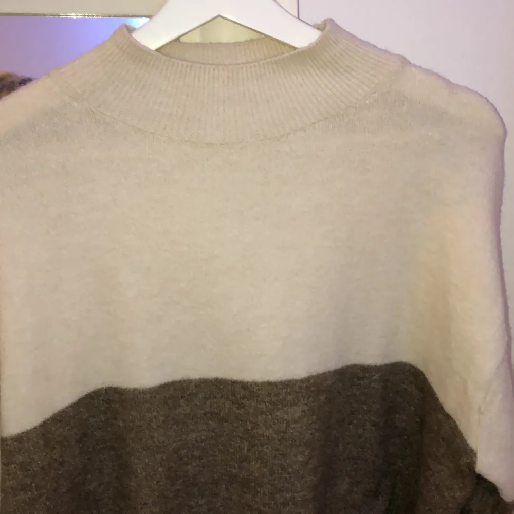 En vanlig, mysig och varm tröja från H&m med delade färger i beige och brun aktigt toner. Nästan aldrig använd, så som nyskick! Frakt tillkommer💕. Tröjor & Koftor.