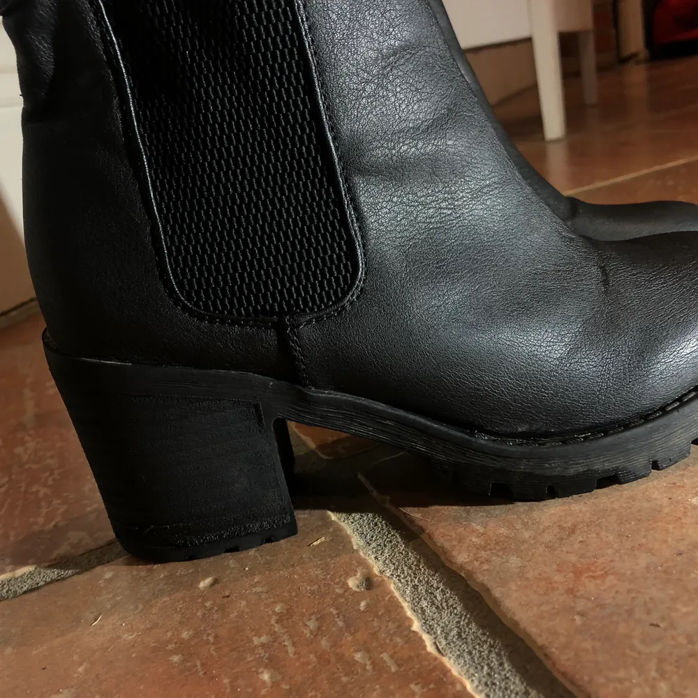 Svarta boots från din sko i storlek 39. Fint skick. 6cm hög klack och skon är i läderimitation. . Skor.