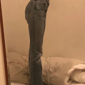 Levis jeans ljusblå - Ljusblå vintage Levis jeans. Jag har strl: XS/S, 34, W:24 L:32 jeansen är egentligen enligt taggen W:28 men tror inte rkt den storleken motsvarar jeansen riktiga storlek. (Jag är ca 168)