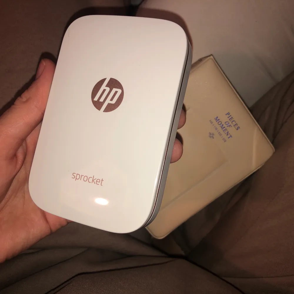 Säljer min HP sprocket då den inte kommer till användning. Den skriver ut bilder direkt från telefonen och man kan ha med den överallt. Har även ett album i size till den, som jag säljer med. Båda för 450kr. Skrivaren köpt för 1200.. Övrigt.