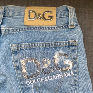 Dolce & Gabbana jeans - Ett par thriftade d&g jeans, low waisted, storlek i jeansen står 32/46 skulle säga s i midjan men lite för långa för mig som är 1,60. En liten fläck på högra benet som knappt syns. Använda par gånger, säljer för jag knappt använder längre.