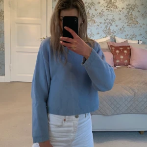 Blå tjocktröja - Säljer denna fina blå tjocktröja från pieces i sl xs! Väldigt mysig och skön, perfekt till hösten! Väldigt bra skick! Inköpt för 500 kr, säljer för 250! FRAKT TILLKOMMER💗🧚🏼