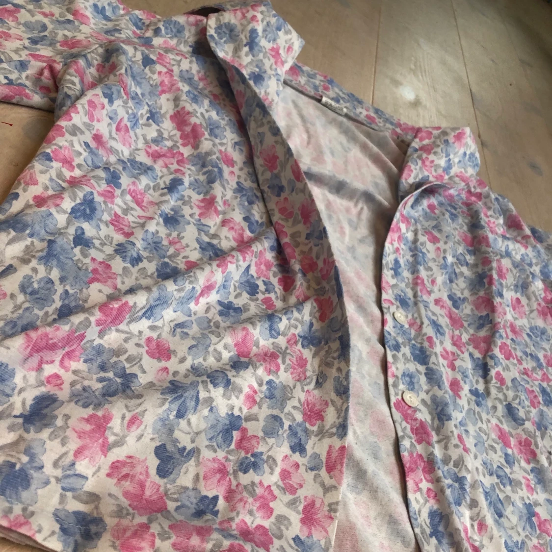 Blommig skjorta! - 90