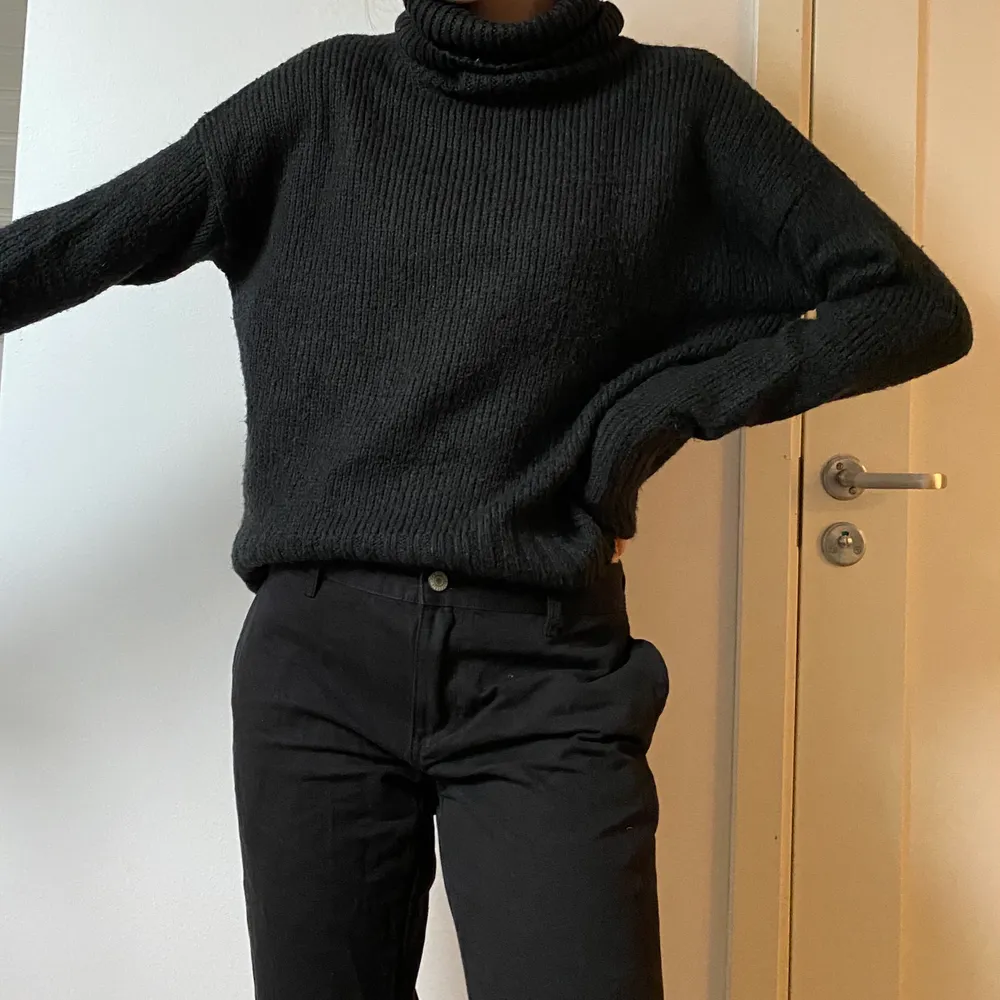 Säljer denna superfina svarta stickade tröjan i stl S, använd få gånger och är i superfint skick💗 sticks inte alls☺️. Tröjor & Koftor.