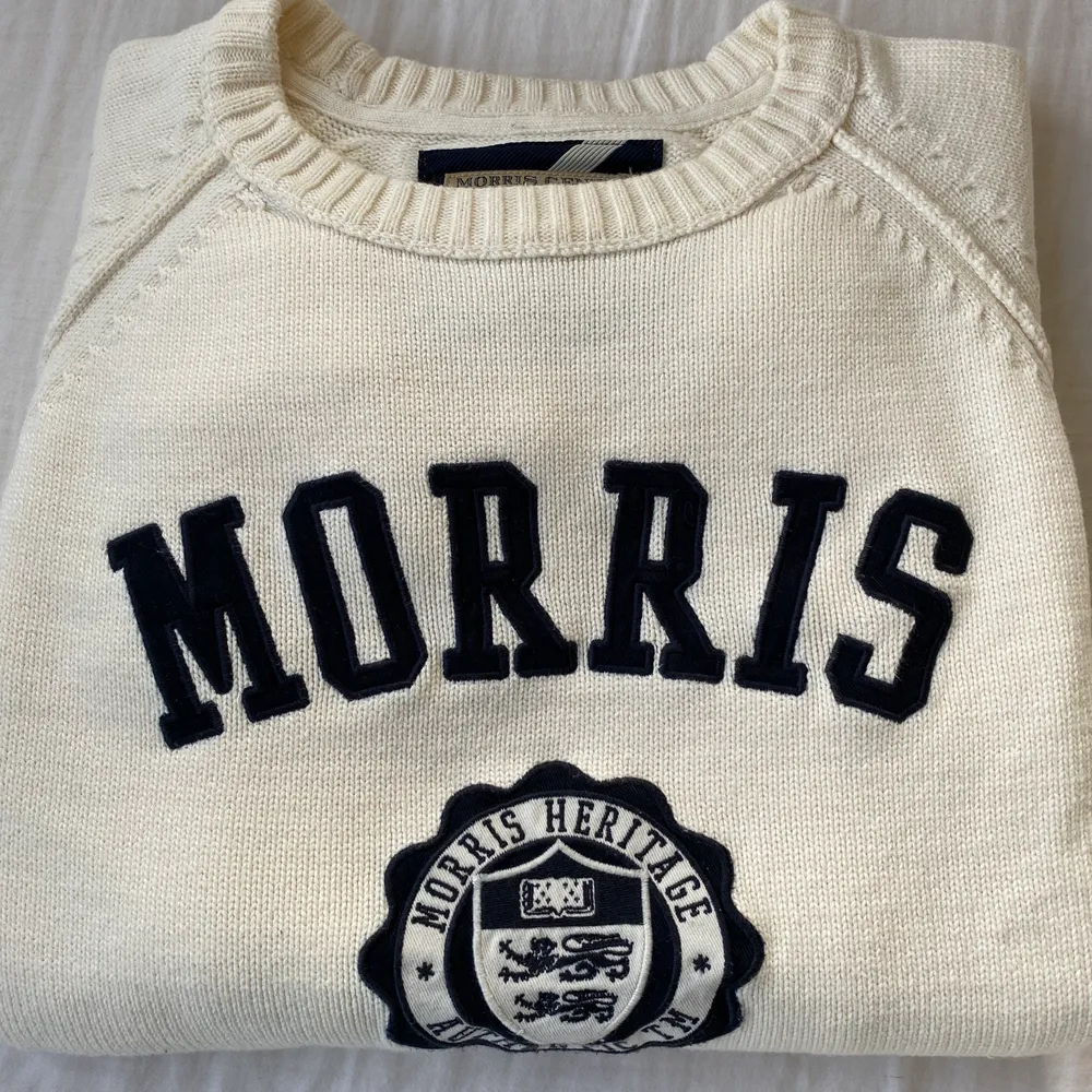 Vit stickad tröja från Morris med mörkblåa armbågar. Sparsamt använd. Strl S.. Tröjor & Koftor.