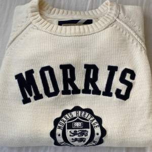 Vit stickad tröja från Morris med mörkblåa armbågar. Sparsamt använd. Strl S.