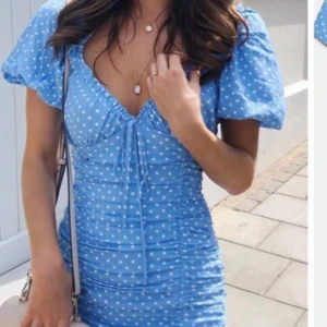 Klänning - Säljer denna superfina klänning som jag köpte här på plick men den var tyvärr för liten!! köpte den för 300kr, skriv för fler bilder osv, den är som i nyskick! fraktar för 63kr