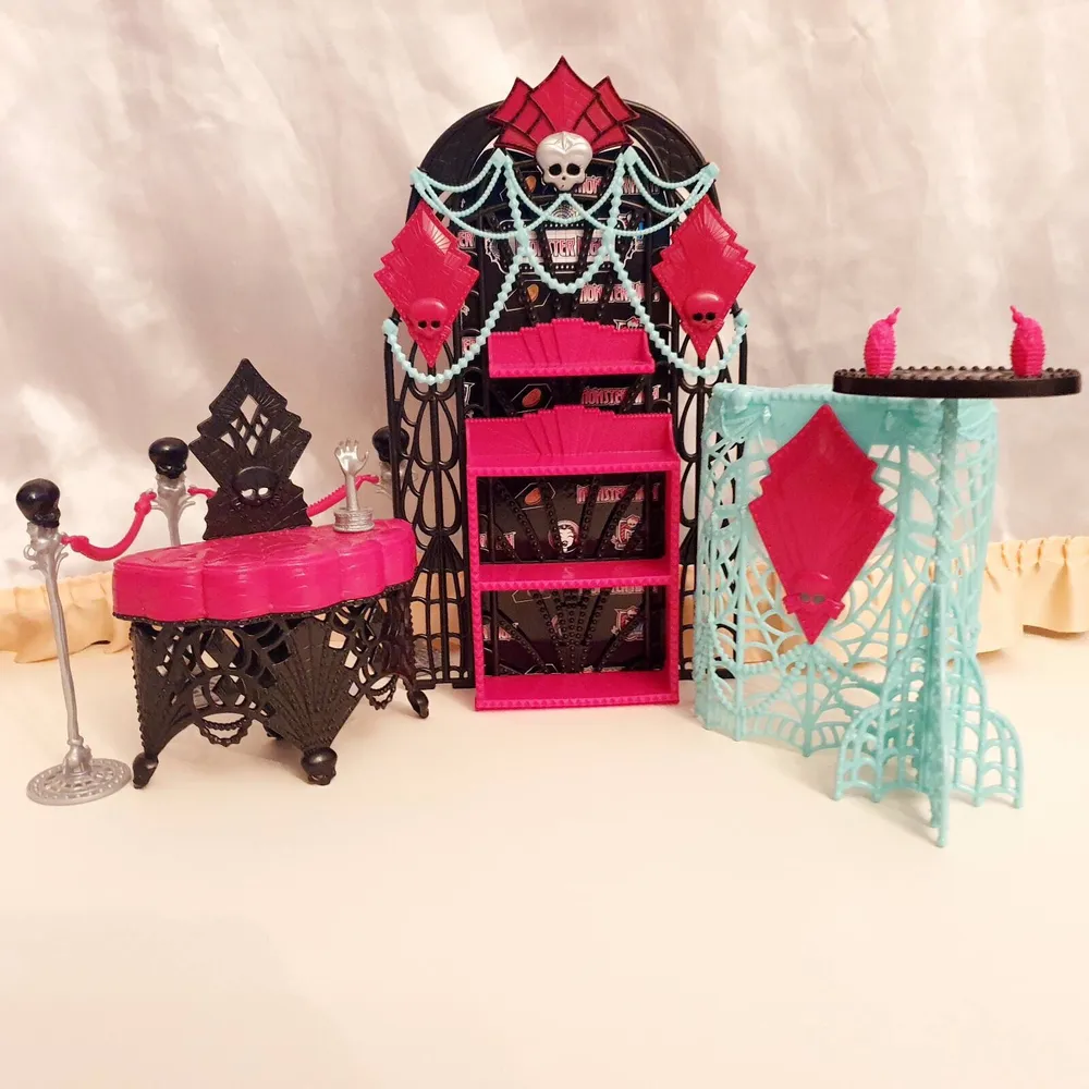 Ett set av Monster High möbler komplett med delar. Kommer därmed två rosa drinkar och en silvrig trofé som liknar en hand.🎬 Rengörs och spritas innan de skickas iväg. Är i mycket fint skick alltihop och behöver ett nytt hem. RARE✨. Accessoarer.