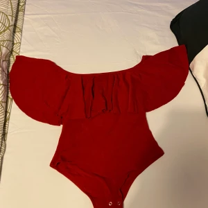 Röd off shoulder body storlek S - Jätte fin röd off shoulder body använd ett par gånger 