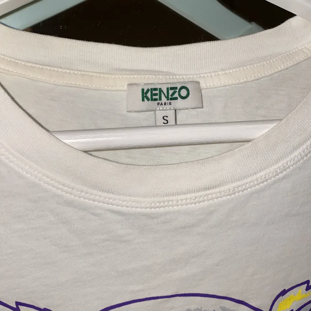 En assnygg vanlig kenzo T-shirt som är använd väldigt få gånger, därav väldigt bra skick! Hör av er om ni vill ha fler bilder eller om ni har frågor❣️. T-shirts.