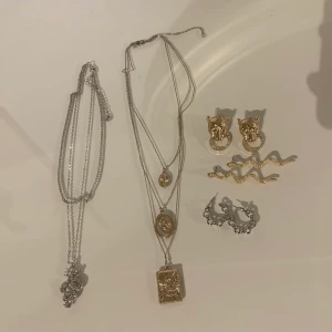 Smycken  - Säljer alla dessa smycken som är i nyskick! Två halsband och 3 örhängen🥰 alla för 180kr ‼️silvriga halsbandet är sålt‼️