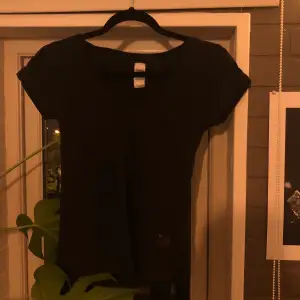 En svart t-shirt från Acne Action Jeans i bra skick! Strl S/M, skriv för mer info!