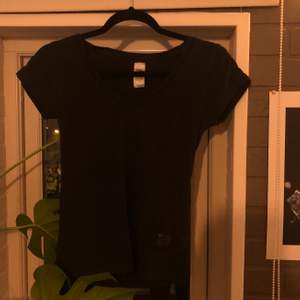 En svart t-shirt från Acne Action Jeans i bra skick! Strl S/M, skriv för mer info!