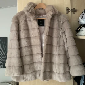 Guess pälsjacka - Älskvärd jacka i päls från Guess, använd några få gånger bara tyvärr. Passar strl S-M🥰 buda på!