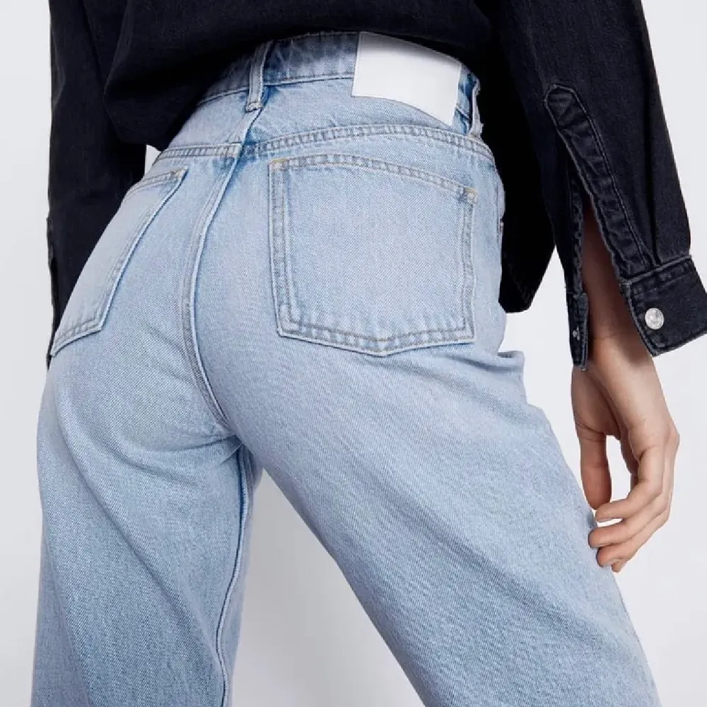 Så snygga jeans från Zara!! Säljer då de tyvärr inte kommer till användning. :( Väldigt bra skick och gjorda på 100% ekologisk bomull! Slå till! 🤩. Jeans & Byxor.